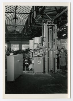 Pons- of stansmachine in een productiehal van machinebouwer ACEC in Gent