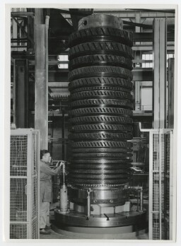 Assemblage van gasturbine geproduceerd door ACEC-Westinghouse in Gent
